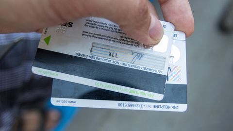 Naine loovutas kelmidele enda ja elukaaslase pangakaardid
