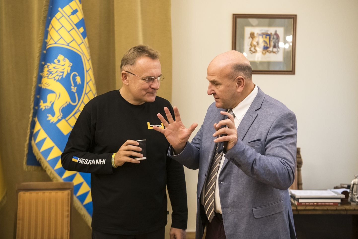 EKÜL juhatuse esimees Andres Jaadla (paremal) ja Lvivi linnapea Andri Sadovõi arutasid koostöövõimalusi.