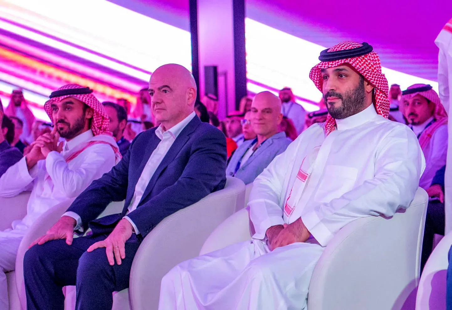 Saudi Araabia kroonprints Mohammed bin Salman (vasakul), FIFA president Gianni Infantino (keskel) ja Saudi spordiministier prints Abdul Aziz bin Turki Al-Faisal.