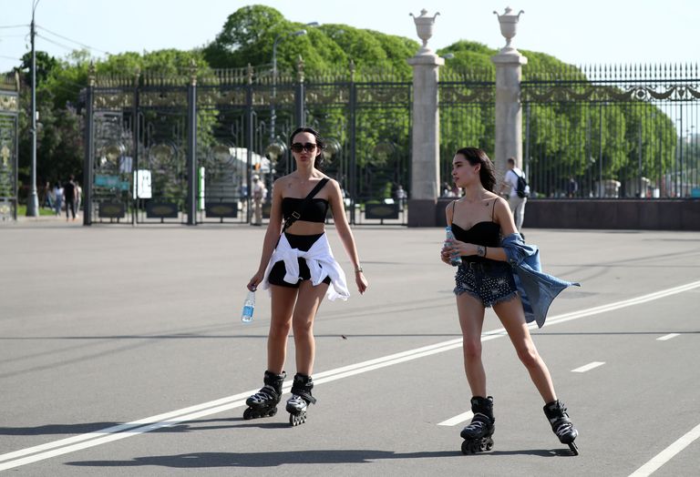 Tüdrukud rulluisutamas kuumalaine ajal Moskvas Gorki pargis