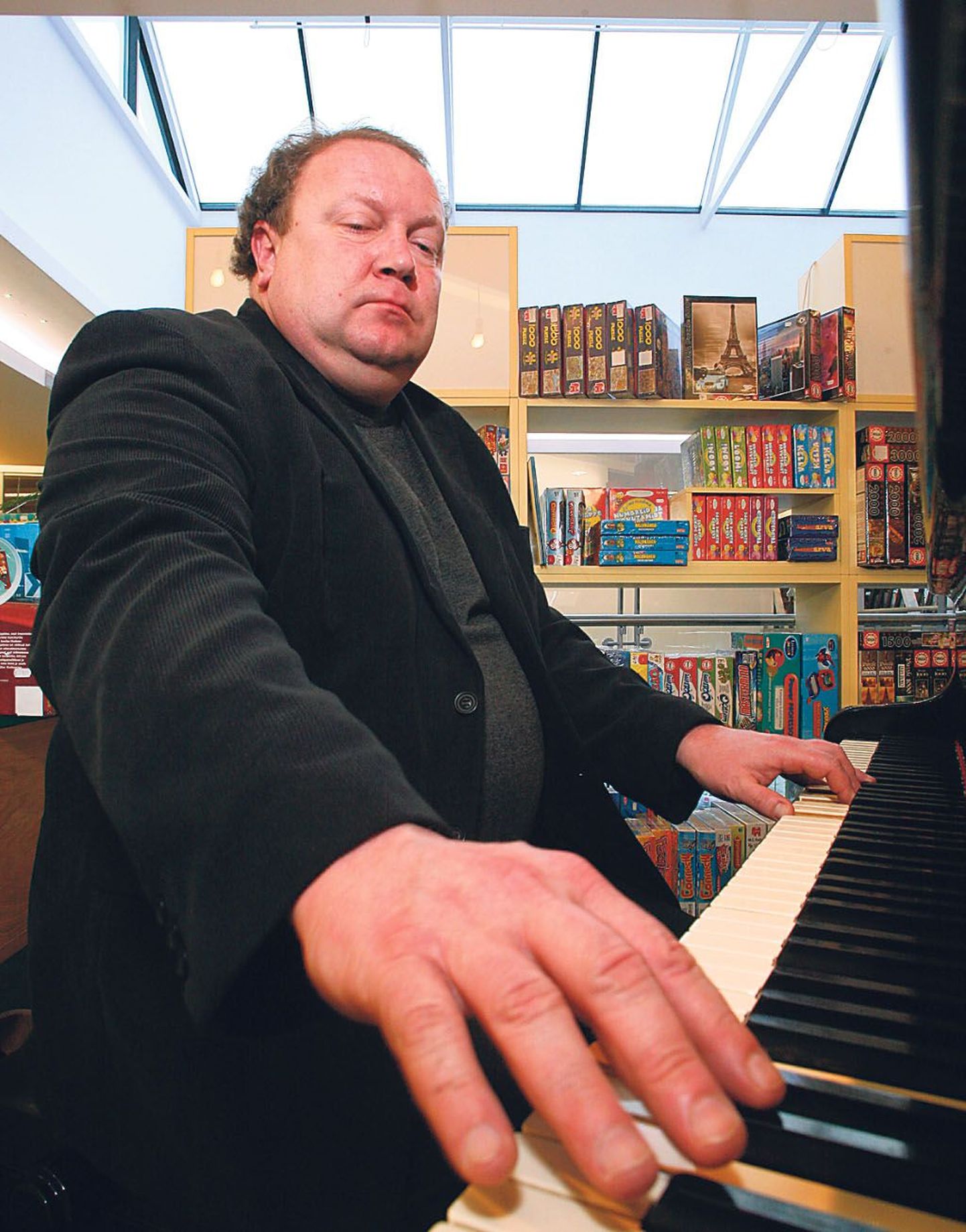 Ain Kure klaverimängu saab nautida reedeõhtuti Rahva Raamatu poe kohvikus Café Piano.