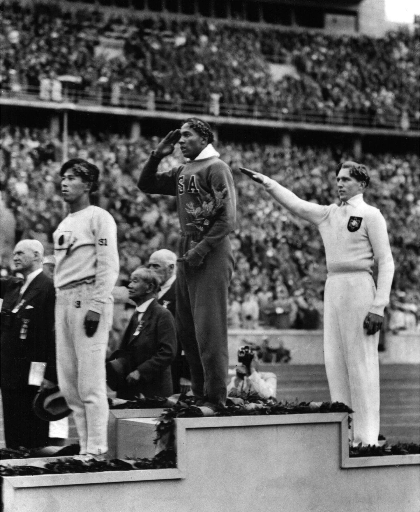Jesse Owens (keskel) Berliini olümpiamängudel.