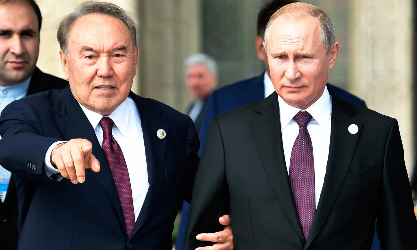 Kazahstānas autokrāts Nursultans Nazarbajevs un Krievijas prezidents Vladimirs Putins