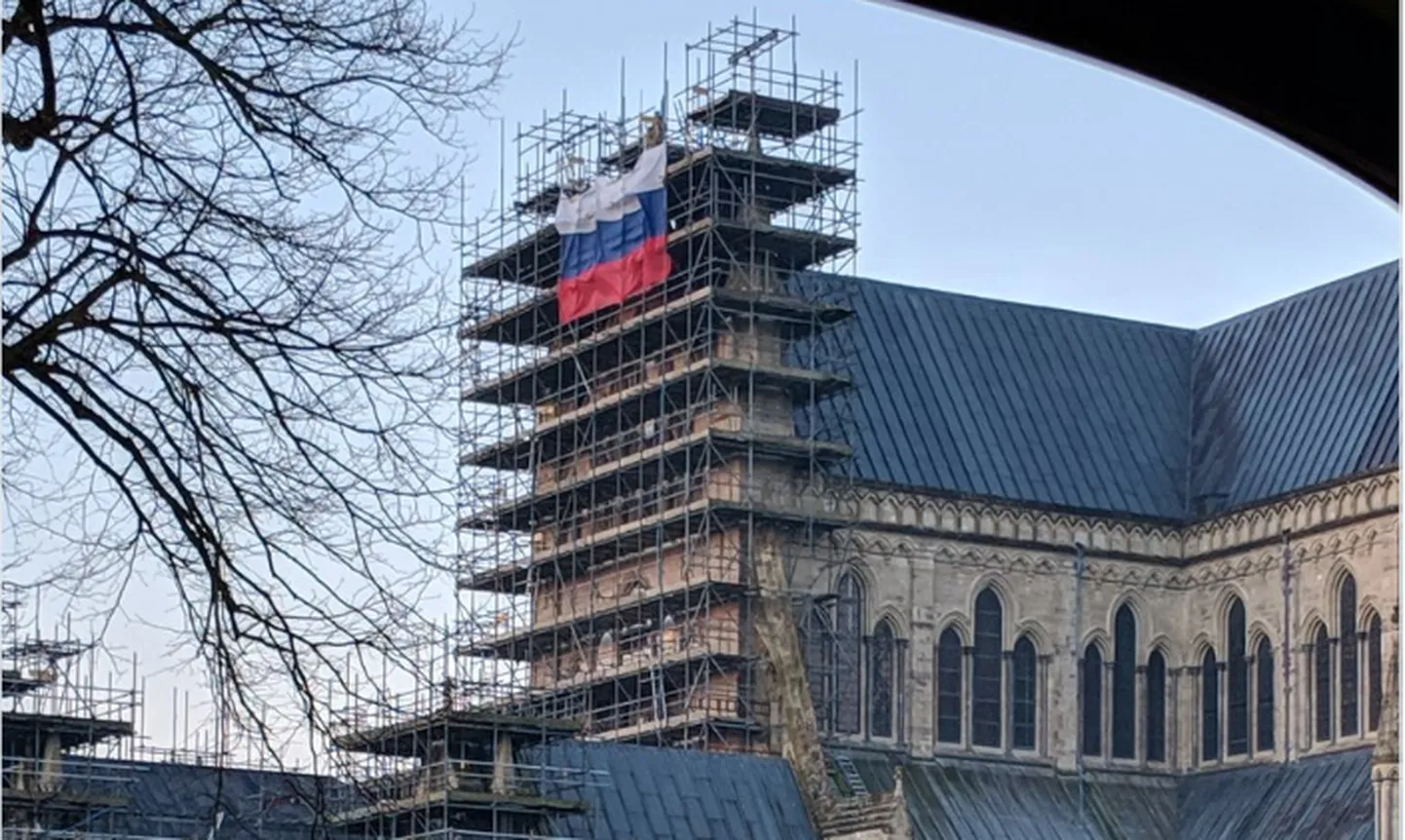 Российский флаг на Солсберийском соборе