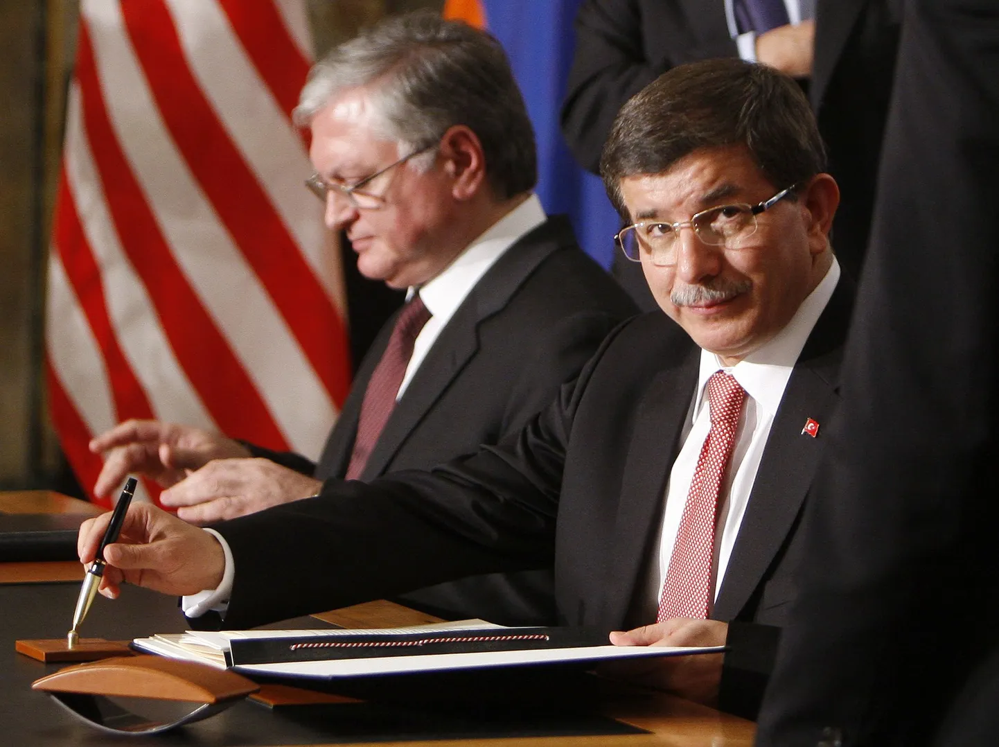 Armeenia välisminister Eduard Nalbandian (vasakul) ja Türgi välisminister Ahmet Davutoglu.