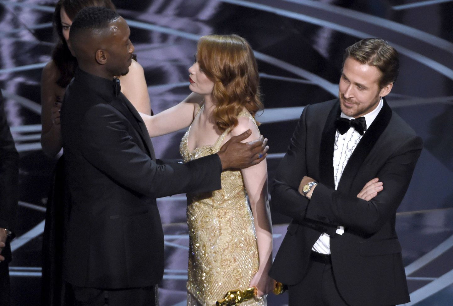 Hetk tagasi on parandatud, et «La La Landi» asemel võitis parima filmi Oscari siiski «Kuuvalgus». Emma Stone õnnitleb Mahershala Alid, Ryan Gosling püüab asjast üle olla.