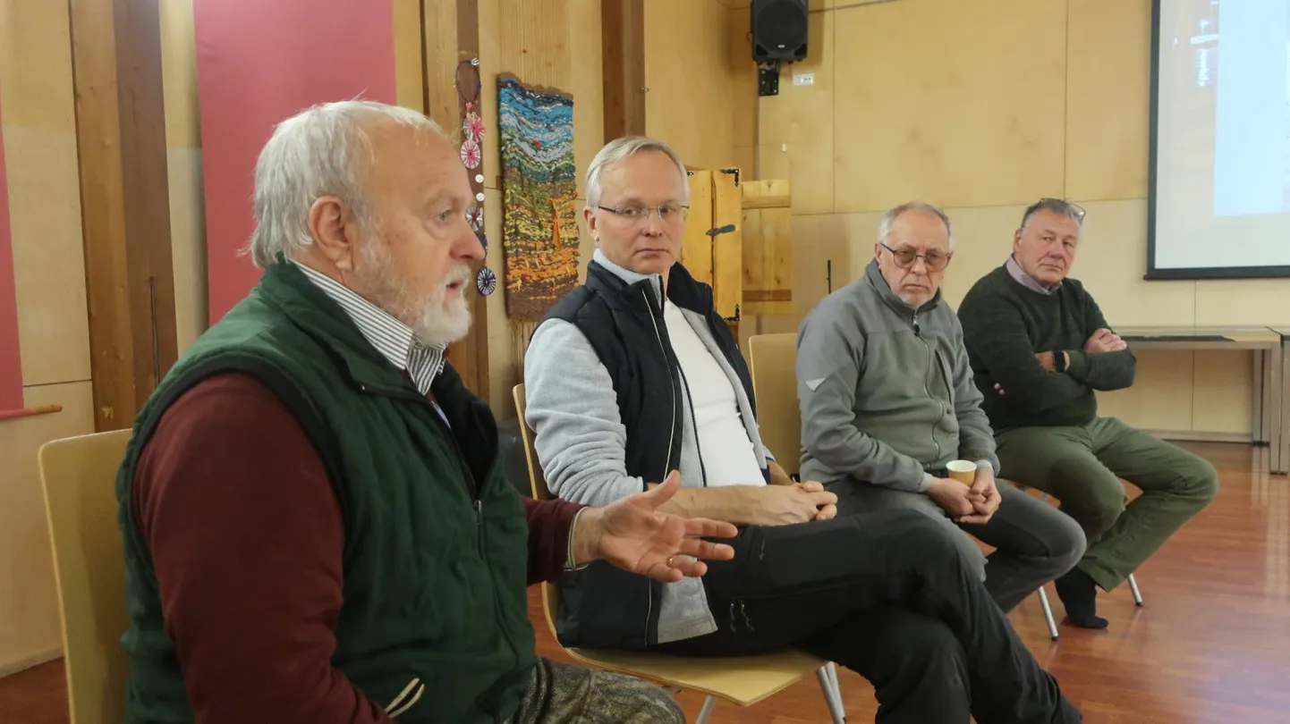 Keskkonna seisundi pärast peale paisjärve allalaskmist muretsesid teiste hulgas Nikolai Laanetu (vasakult), Levo Tohva, Aivar Kottise ja Kalmer Tint.