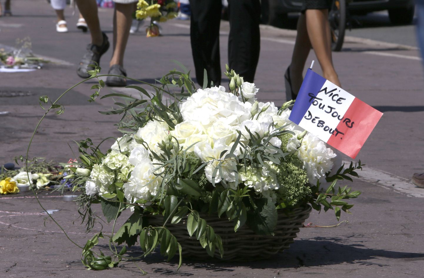 Цветы, возложенные в память о жертвах теракта в Ницце. Иллюстративное фото.