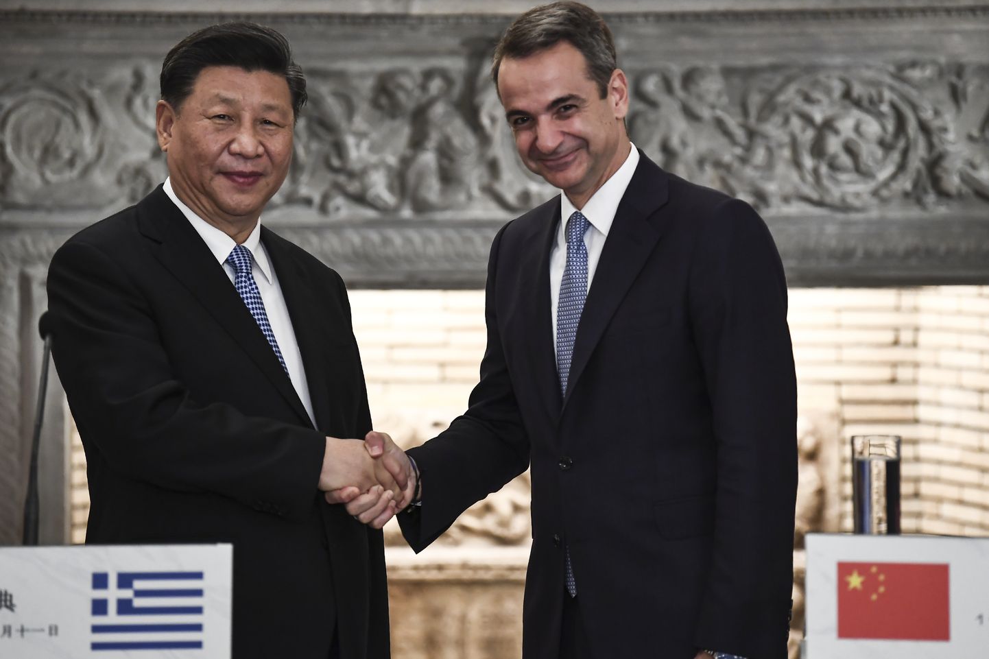 Hiina president Xi Jinping (vasakul) ja Kreeka peaminister Kyriákos Mitsotákis esmaspäeval Ateenas.
