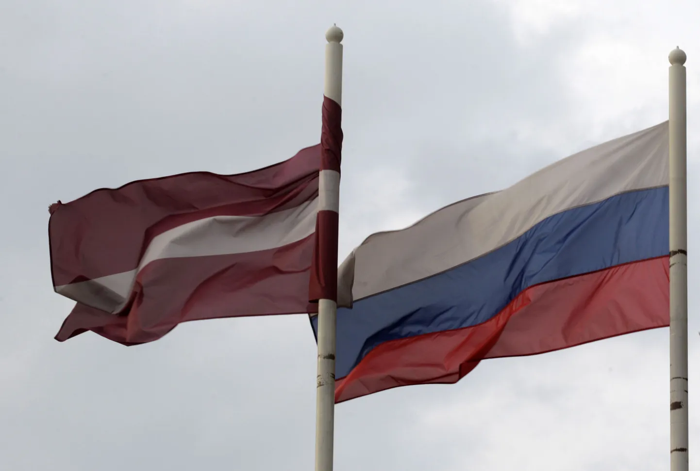 Läti ja Vene lipp Daugavpilsi hotelli kõrval.