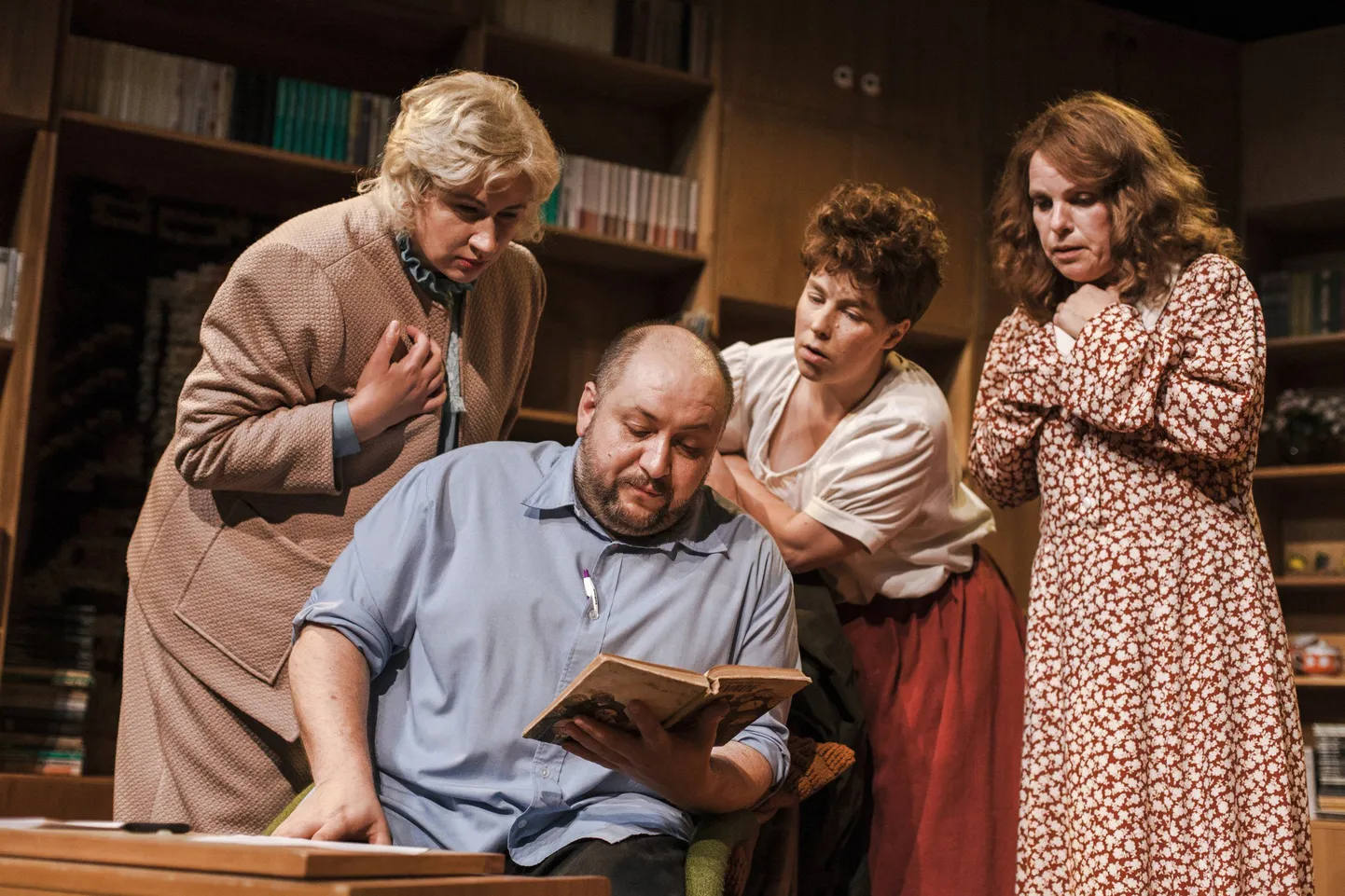 Teele (Silja Miks) kuulab üllatusega Helduri (Peeter Rästas) tähelepanekuid “Kevadest”, kaasa elavad Mari (Anneli Rahkema) ja Tiina (Liisa Aibel).