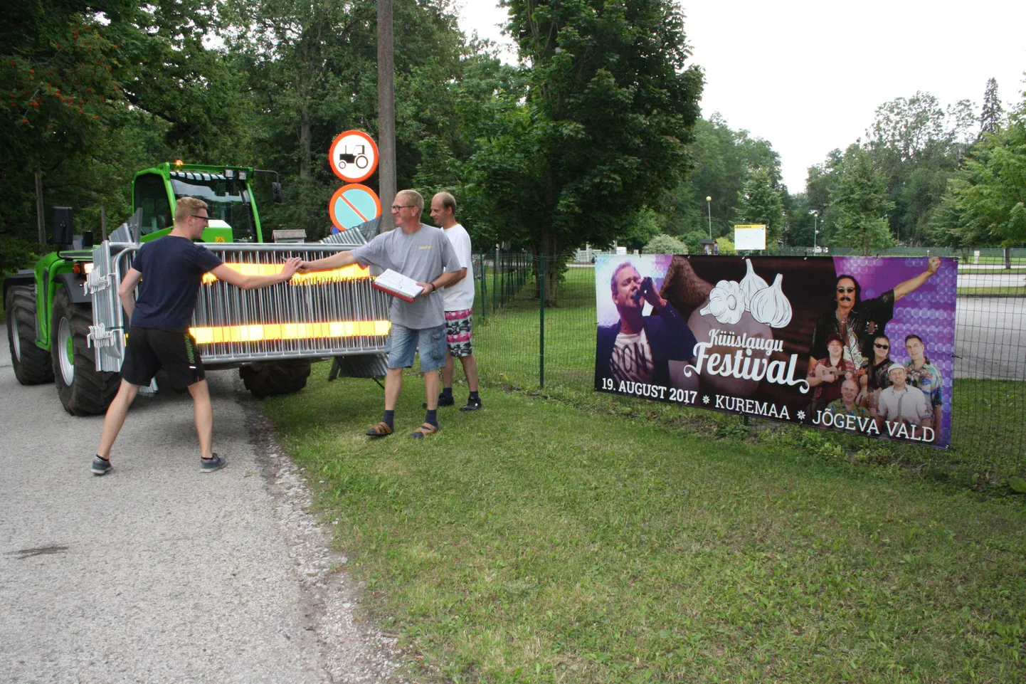Küüslaugufestivali meeskond eesotsas Aimar Pihlakuga (keskel) paigaldasid eile Kuremaal piirdeväravaid.