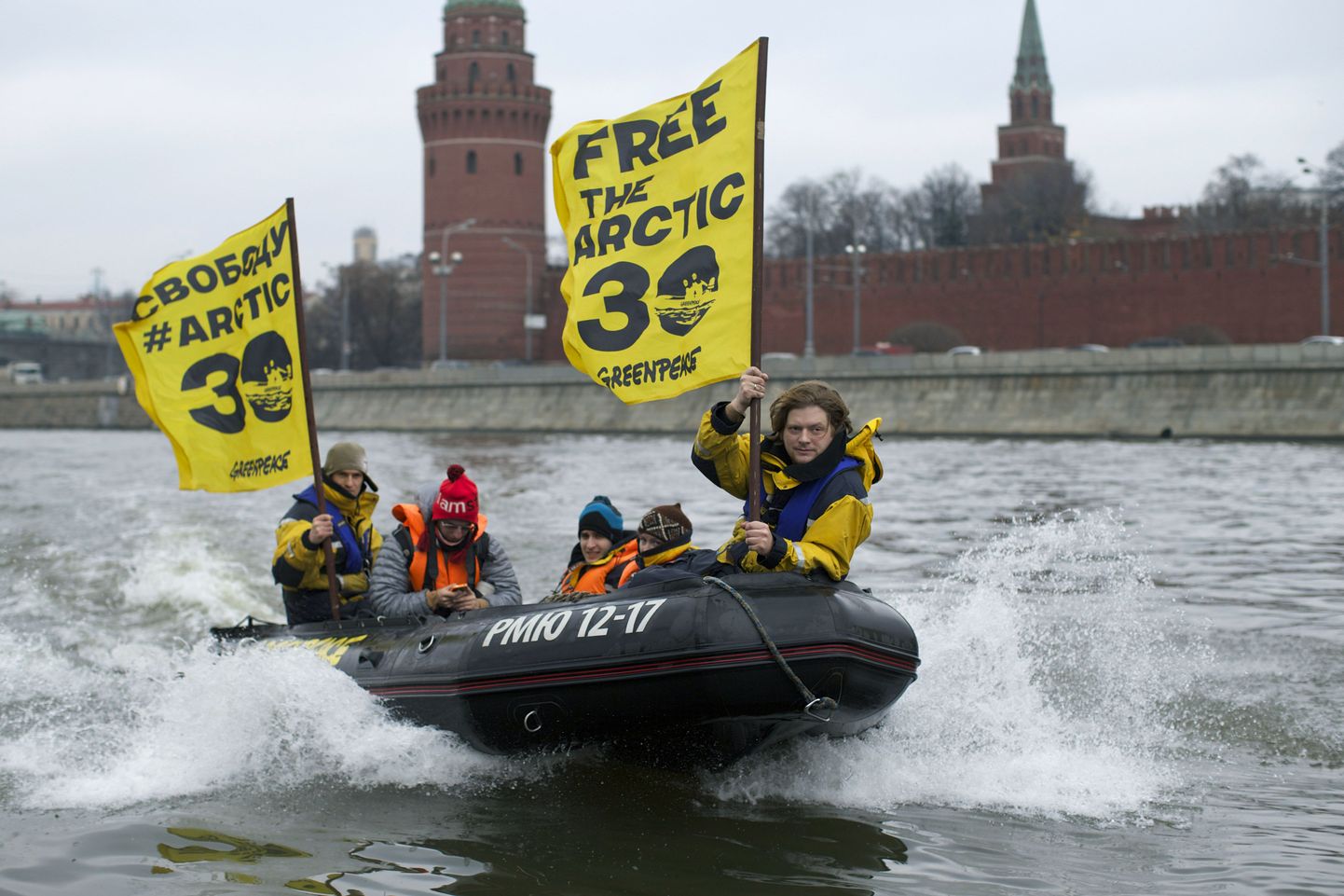 Greenpeace Internationali aktivistid 6. novembril Moskva jõel.