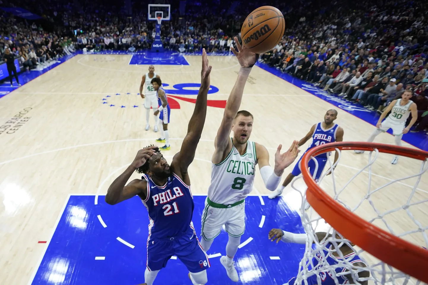 NBA spēlētāji Kristaps Porziņģis un Džoels Embīds