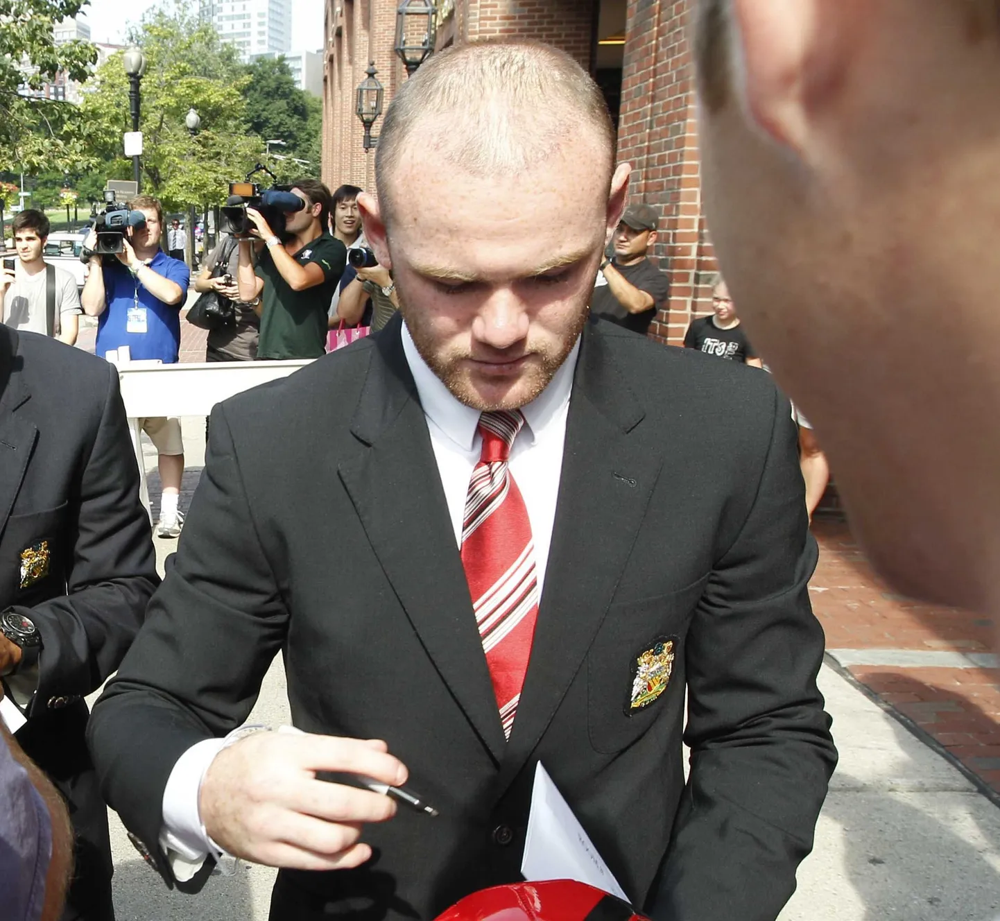 Wayne Rooney autogramme kirjutamas.