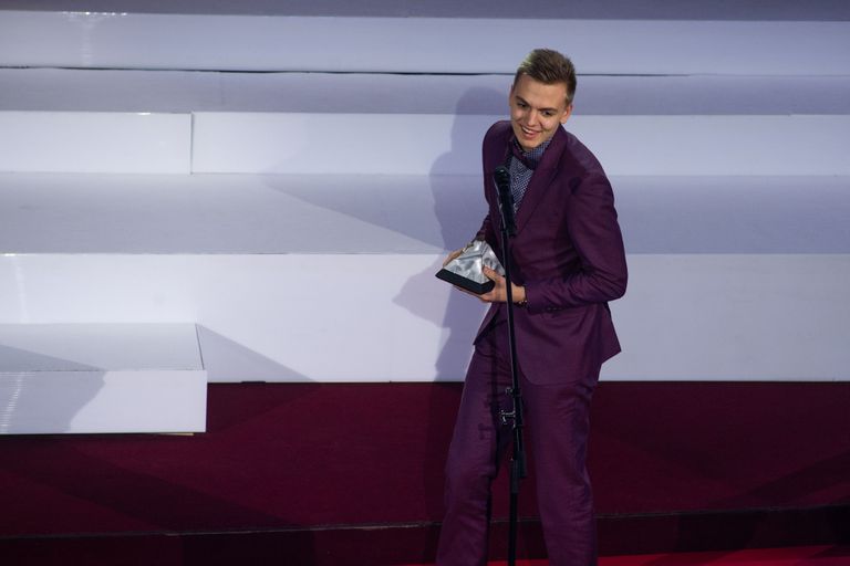 Artūrs Žagars saņem balvu - "Gada uzlecošā zvaigzne Latvijas sportā"