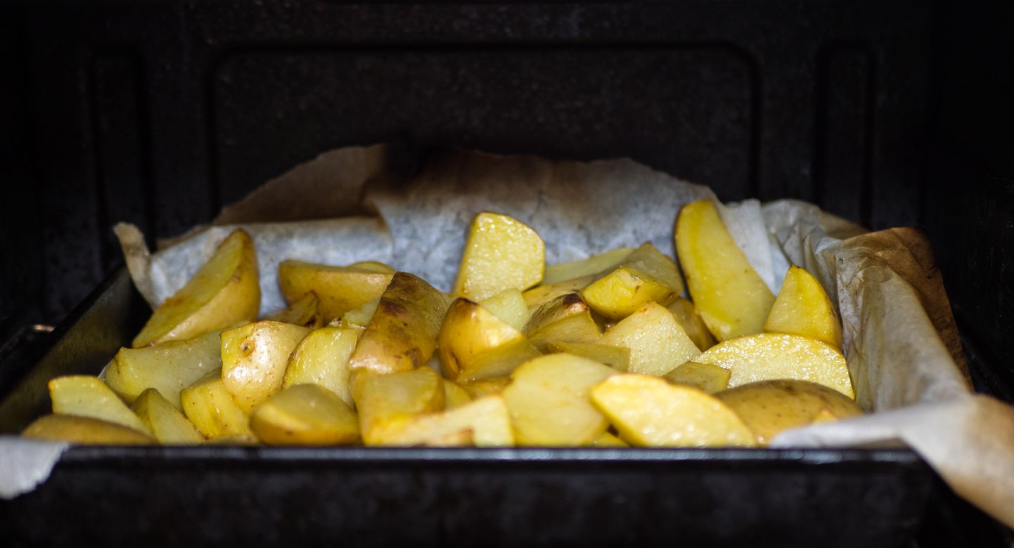 Картофель в духовке. Иллюстративное фото