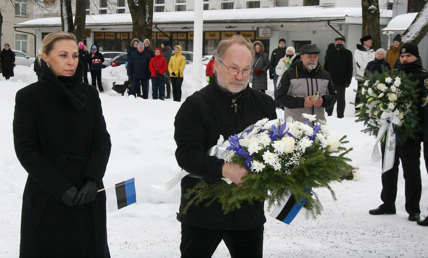 Jõhvi vallavolikogu esimees Vallo Reimaa ja vallavanem Maris Toomel asetasid pärja Vabadussõja langenute mälestuseks.