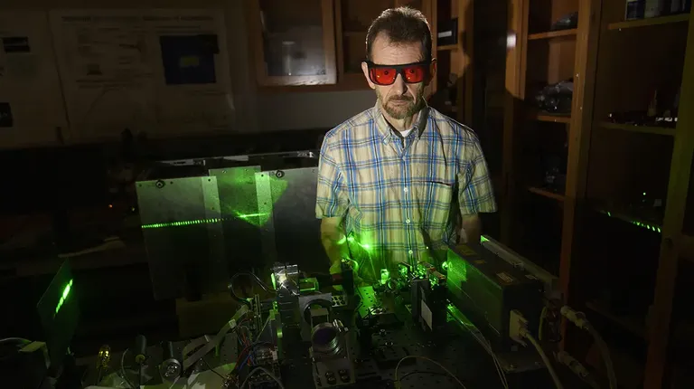 Vyacheslav Aranchuk demonstreerib oma laboris laser-multikiirelist diferentsiaalinterferomeetrilist sensorit (LAMBDIS).