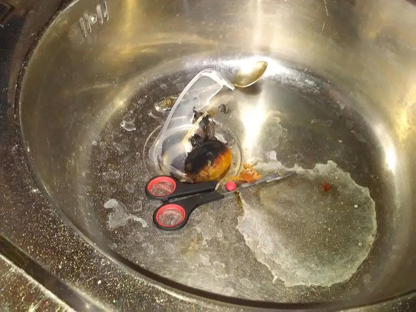 Päästjate sündmuskohale saabudes oli naaber väljakutse tekkepõhjuse, kärssama läinud plastkarbi, pliidilt eemaldanud ja selle kraanikaussi pannud.