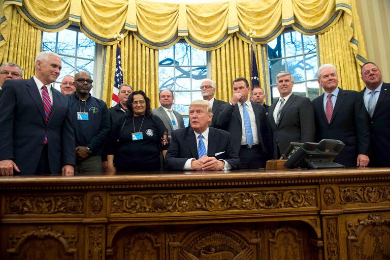 President Donald Trump ja asepresident Mike Pence (vasakul) Ovaalkabinetis