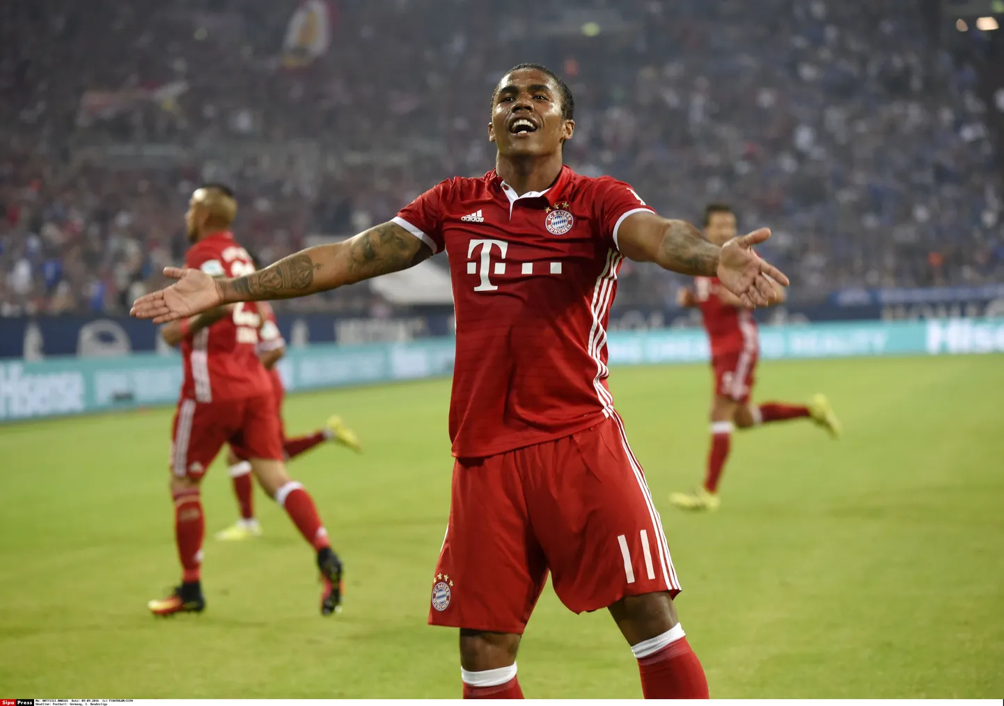 Douglas Costa.