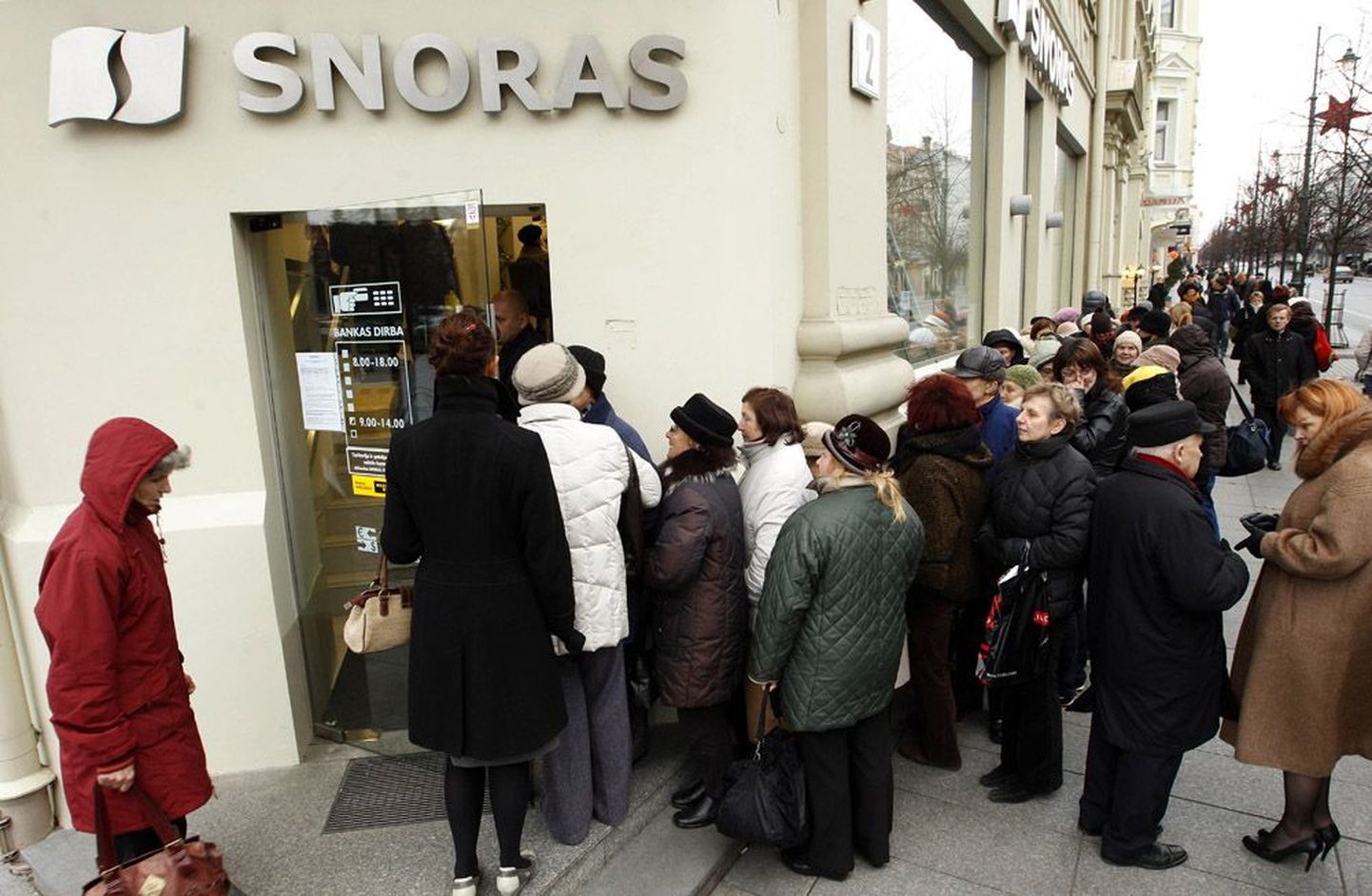 Pankrotistunud Snorase panga kliendid Vilniuses mullu novembris.