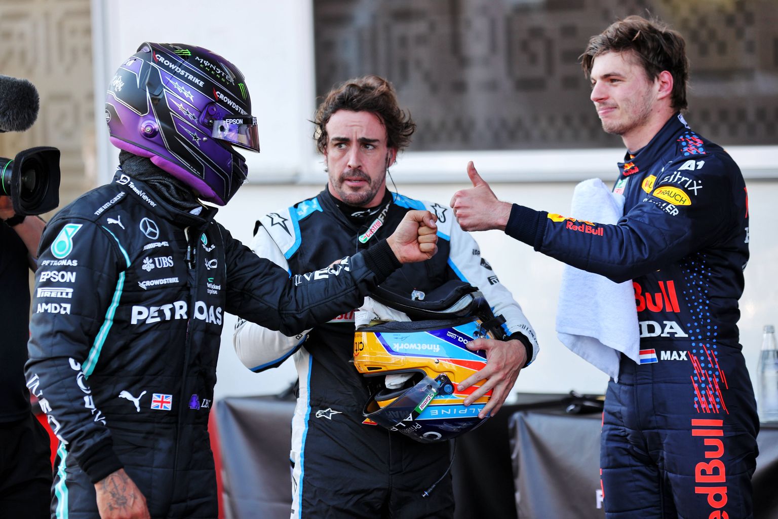 Maailmameistrid Lewis Hamilton (vasakul) ja Fernando Alonso koos Max Verstappeniga.