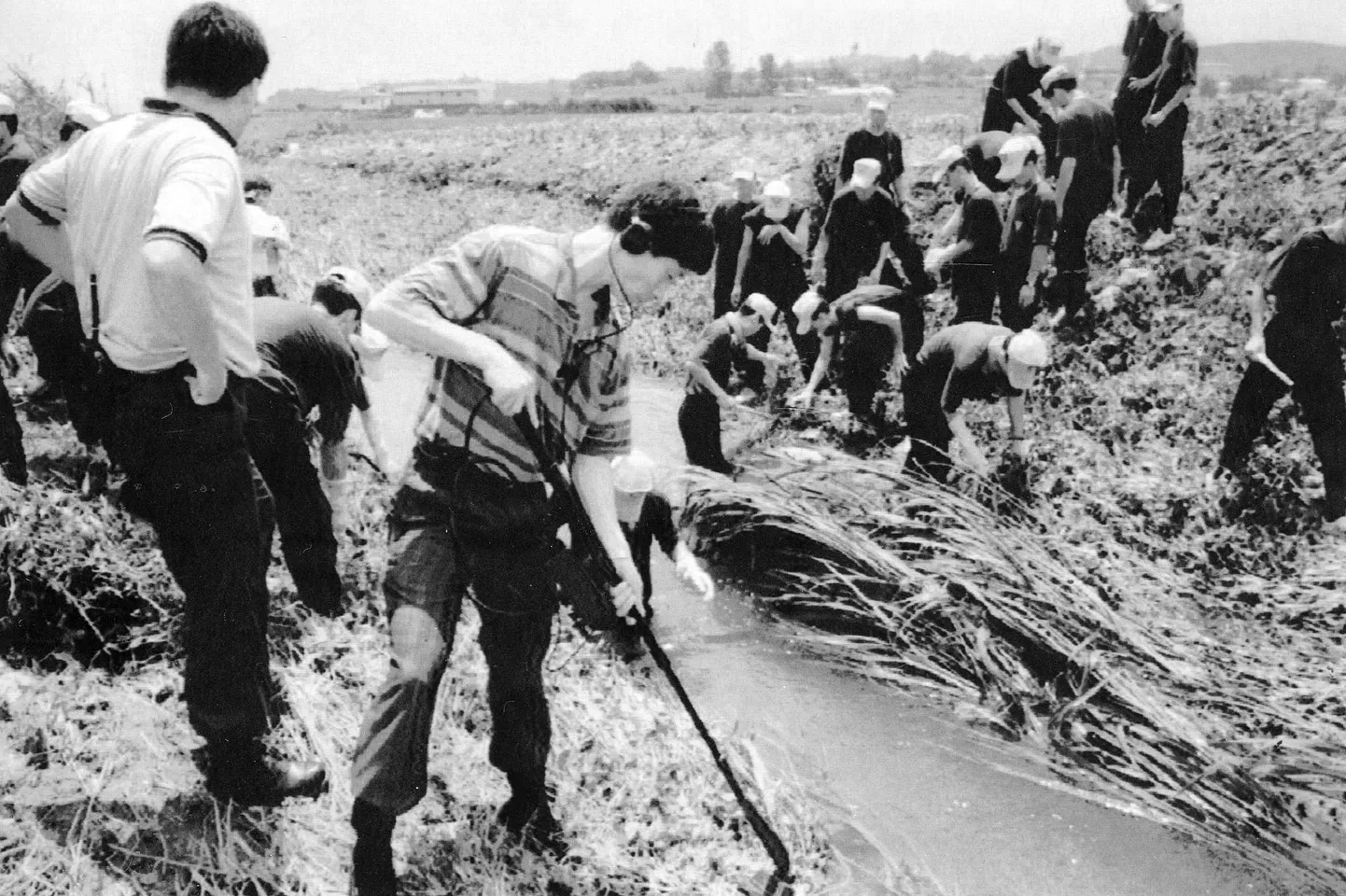 Lõuna-Korea politsei 1993. aasta foto, millel on näha kriminaliste uurimas Hwaesongis piirkonda, kust leiti naiselaip