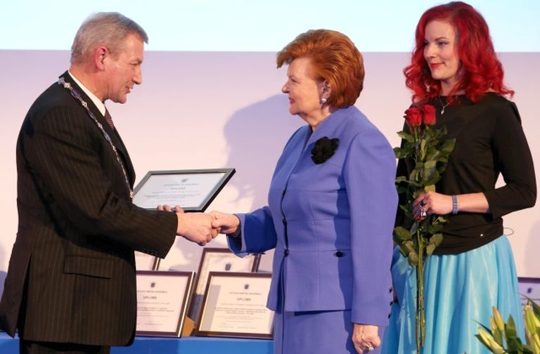Президент АН Оярс Спаритис вручает награду года академику Вайре Вике-Фрейберге