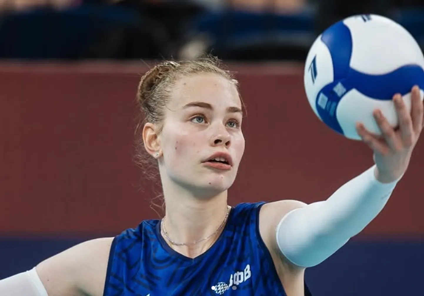 19-aastane Valeria Kozlova on tavapärasest naisvõrkpallurist märksa pikem.
