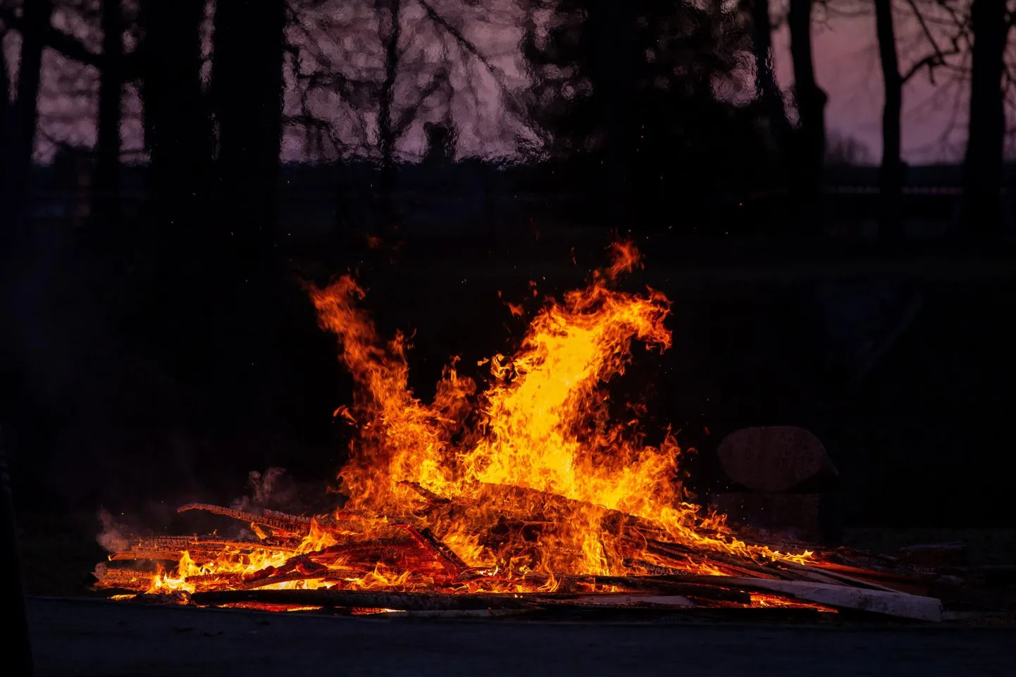Järelevalveta lõke võib lihtsasti tekitada suure põlengu. Päästeamet rõhutab, et lõket tuleb alati valvata. Pilt on illustratiivne.