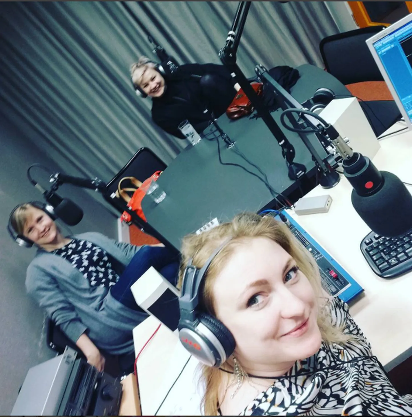 Dagmar Lamp, Johanna Vahuri ja Liisa Tagel stuudios esimest «Naistejuttude» podcast'i lindistamas.