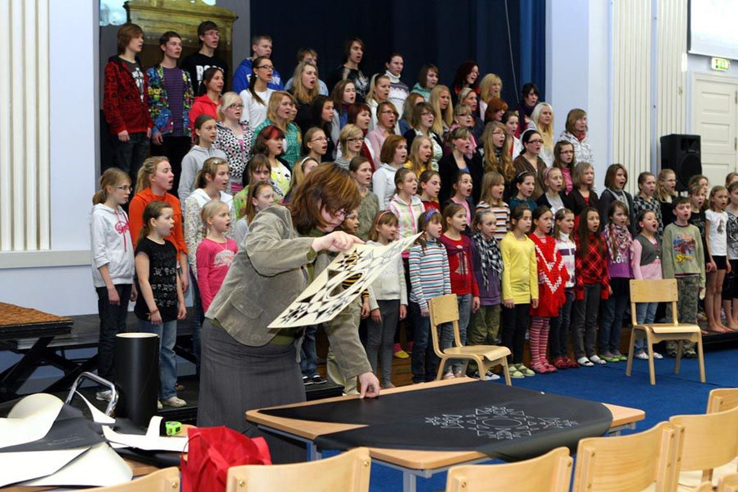 Eile valmisid kunstiõpetaja Ene Runingu käe all laste laulu saatel viimased saalikaunistused.