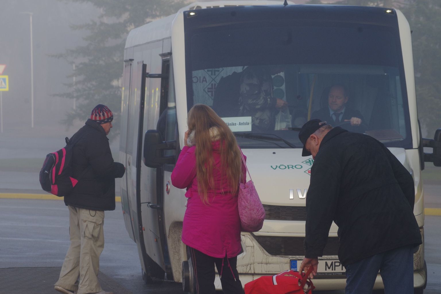 Eile hommikul läks Võrust Antsla poole suunduvale bussile üksjagu inimesi. Arvamused tasuta sõidu osas läksid rahva seas aga lahku.