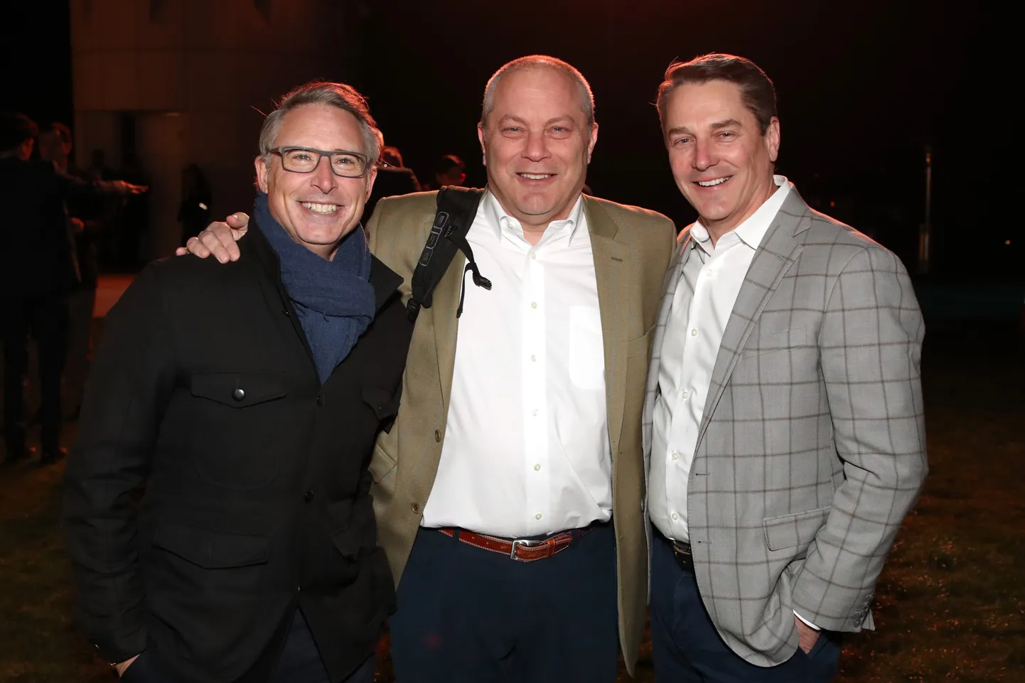 NBC Sportsi reklaamimüügi boss Dan Lovinger (keskel) on rahul. Kokteilipeol teiste rahameestega sai müügiäss öelda, et Tokyo OM on kompaniile sisse toonud juba üle miljardi dollari.