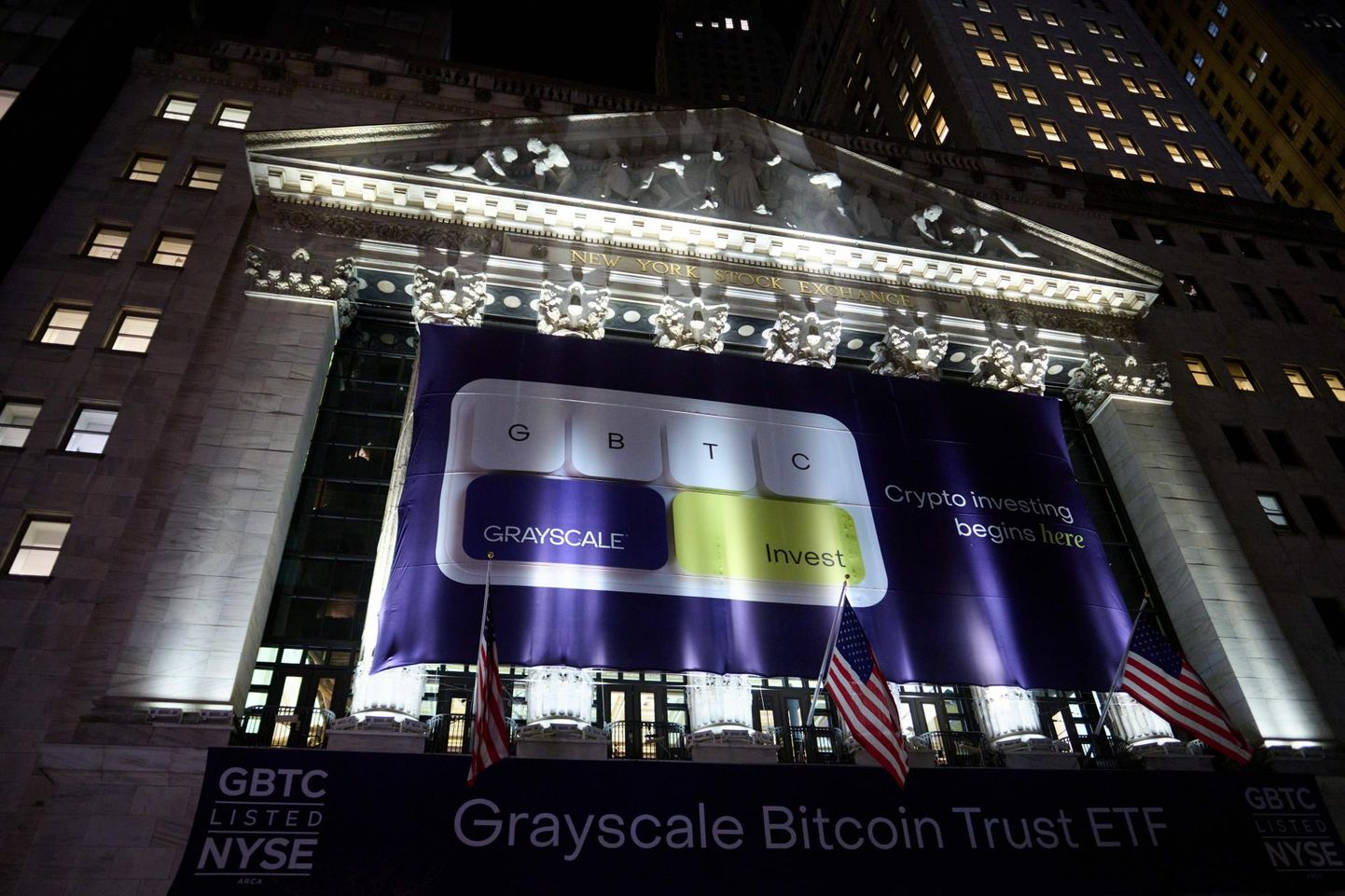 Bitcoin'i börsil kaubeldava fondi Grayscale Bitcoin Trust ETFi reklaam New Yorgi börsi fassaadil.