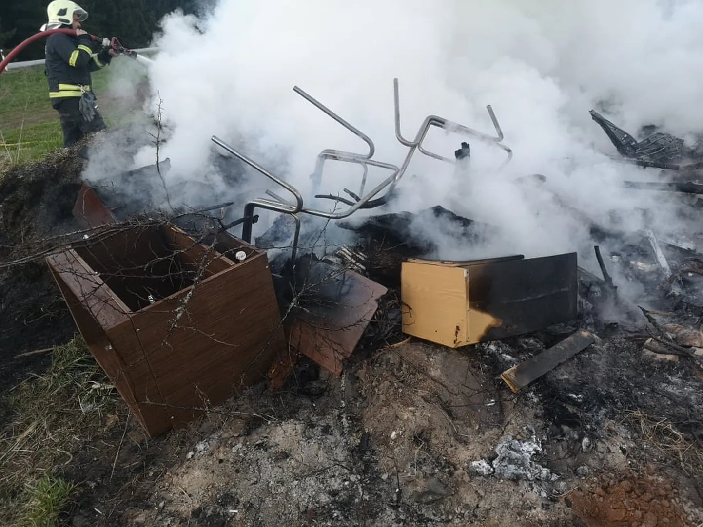 Pauastvere külas põletati lõkkes kõiksugu kraami, alates mööblist, lõpetades aerosoolipurkidega.