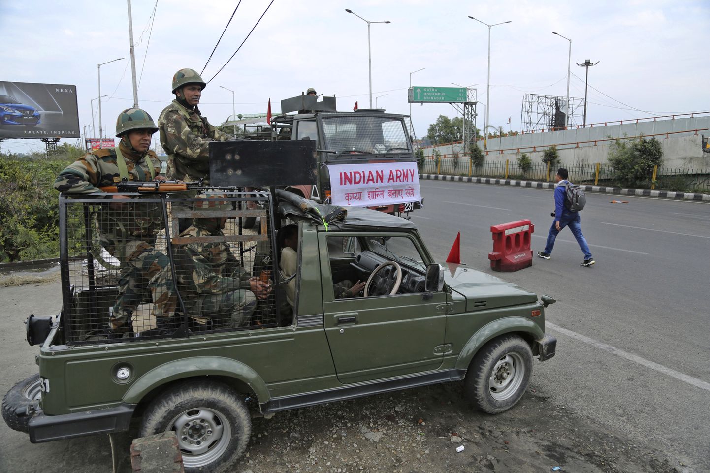 India sõdurid patrullimas täna Jammu ja Kashmiri osariigi pealinnas Jammus.
