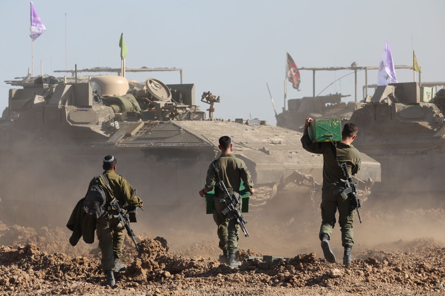 Iisraeli sõdurid kõnnivad Gaza maakitsuse piiritara lähistel.