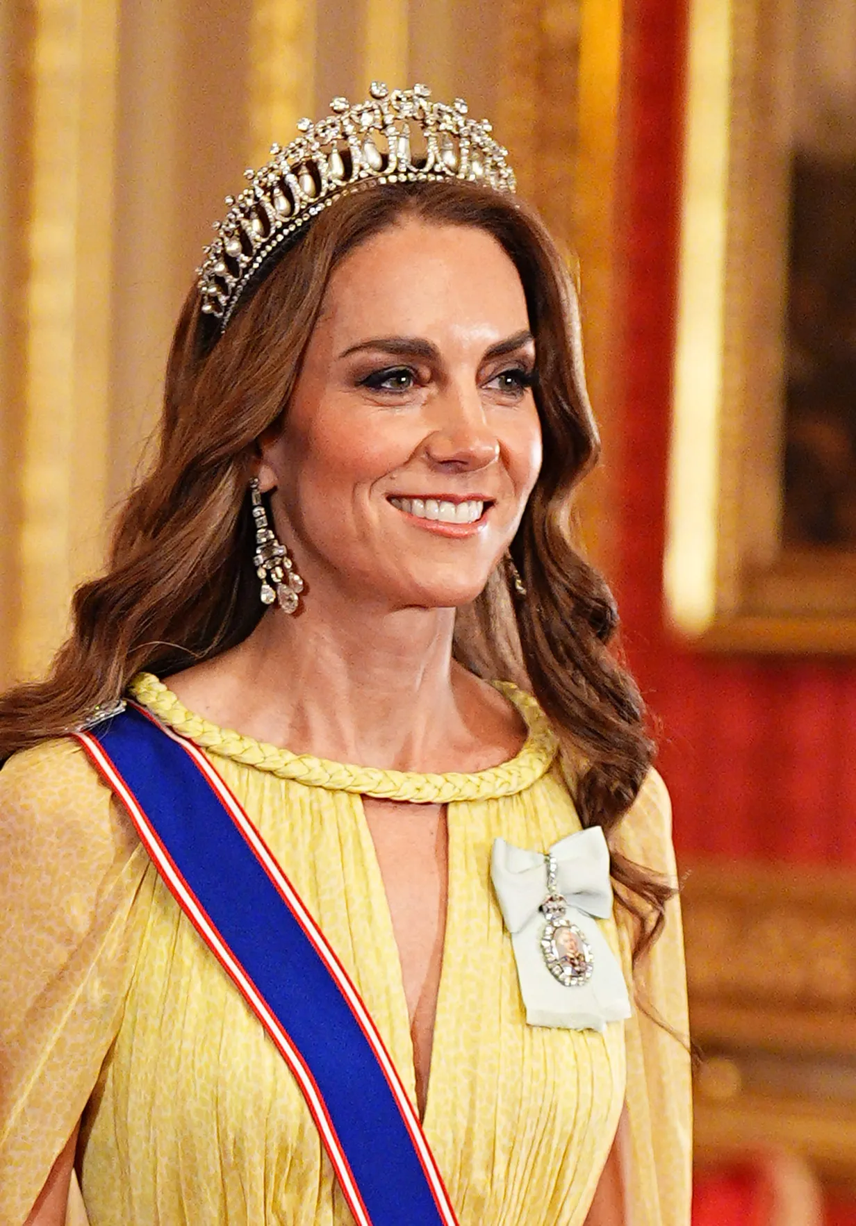 Princese Ketrīna mirdz citrondzeltenā kleitā un princeses Diānas diadēmā