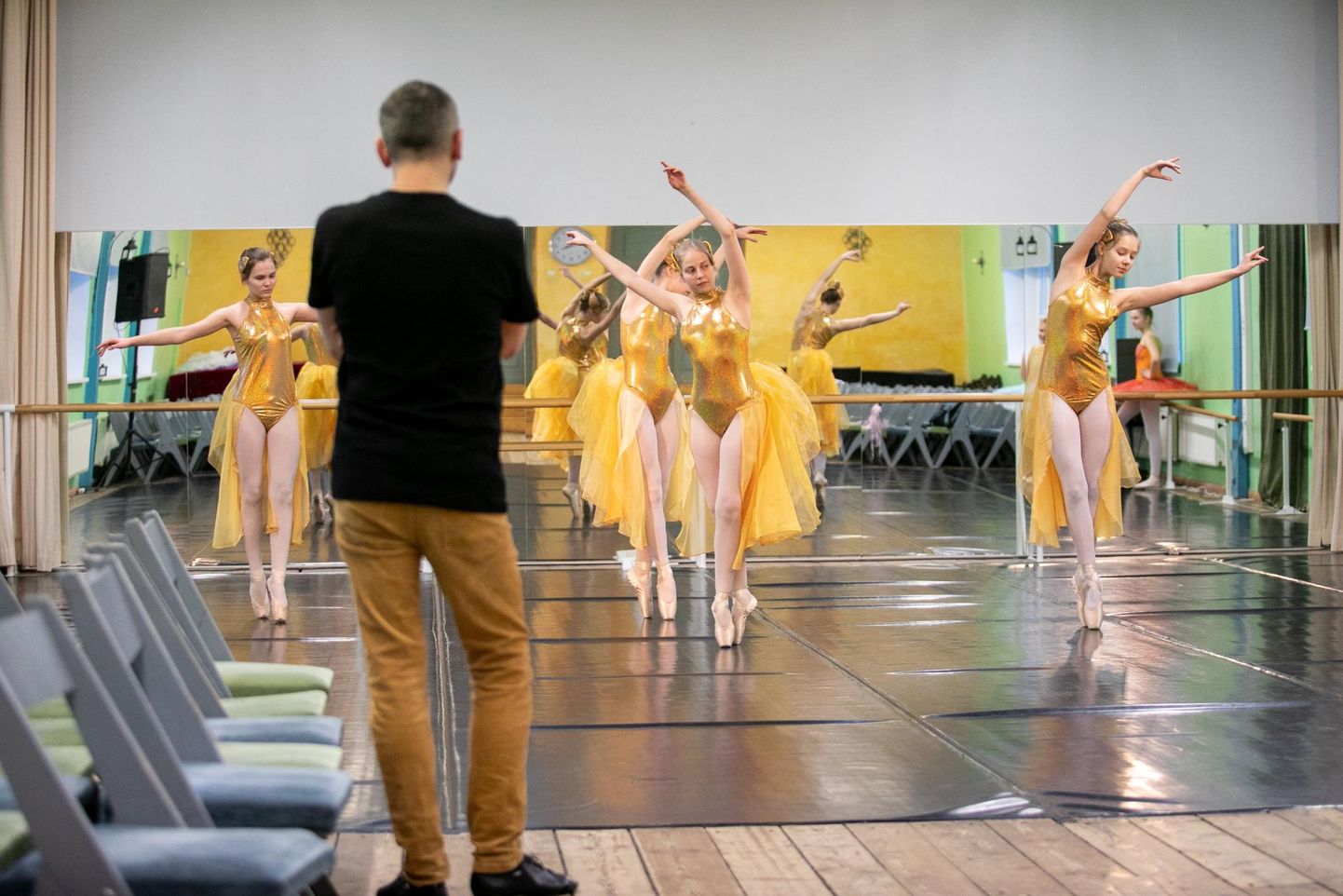 Kaurikooli balletistuudio piigad annavad õpetaja Dmitri Harchenko pilgu all tantsule viimast lihvi.