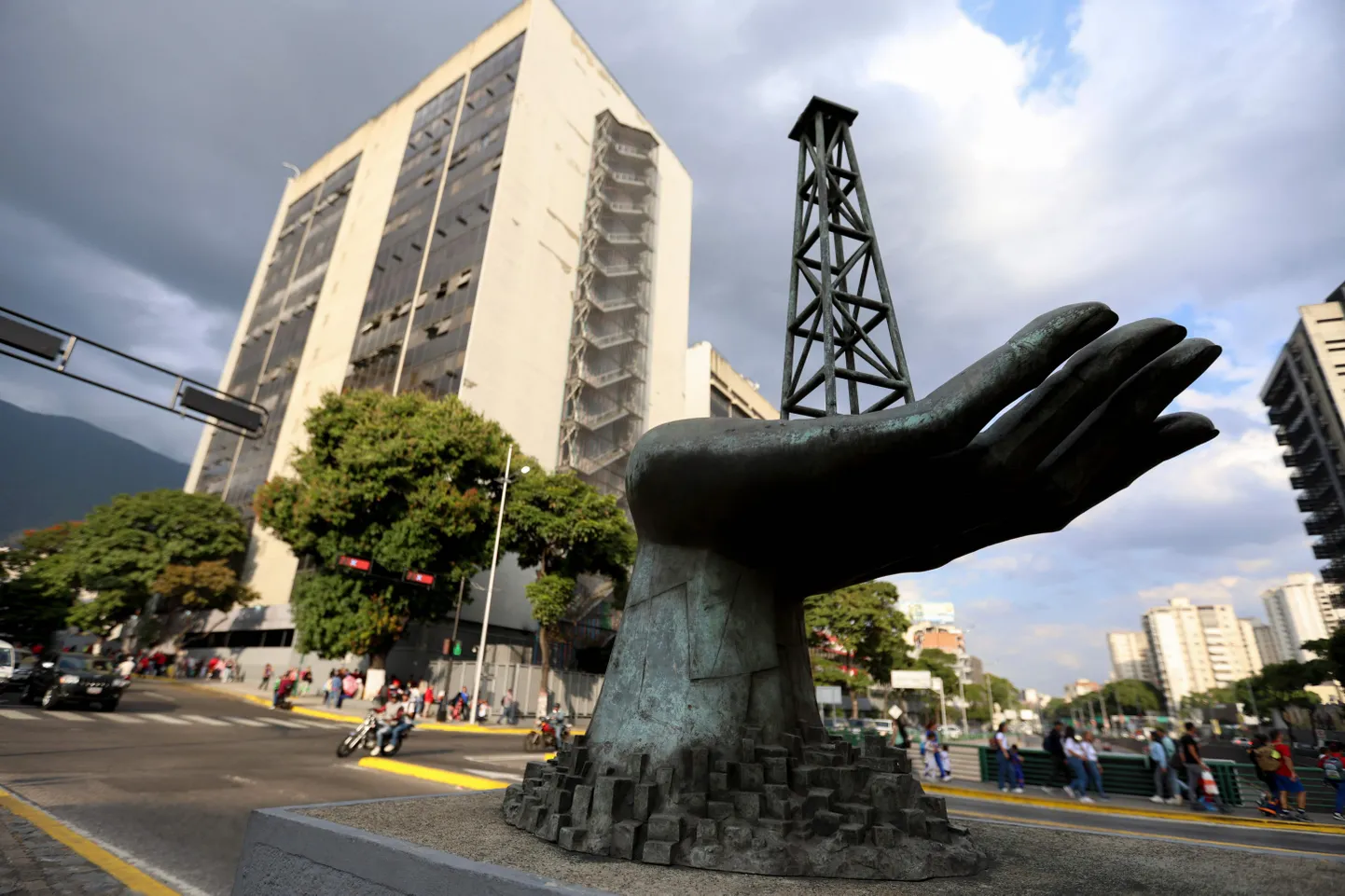 Skulptuur, mis kujutab kätt, hoides naftapuurtorni, on jäädvustatud riigile kuuluva naftafirma Petroleos de Venezuela S.A. ees Caracases 26. veebruaril 2025. USA president Donald Trump teatas samal päeval, et tühistab oma eelkäija Joe Bideni poolt 26. novembril 2022 Venezuelale antud nafta kontsessioonid.