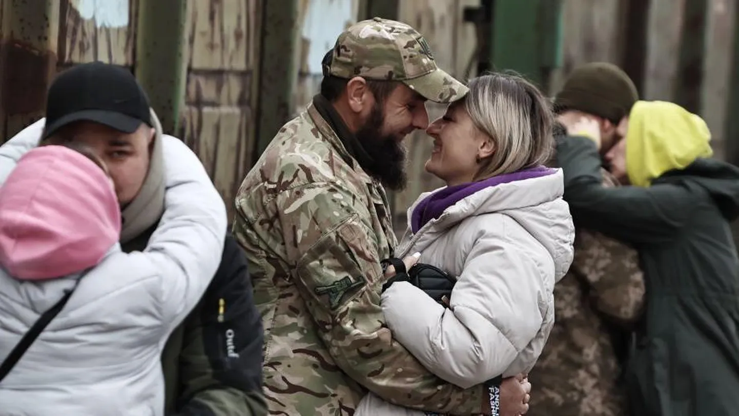 Украинские военные с женами на вокзале Краматорска, 3 ноября 2024 года
