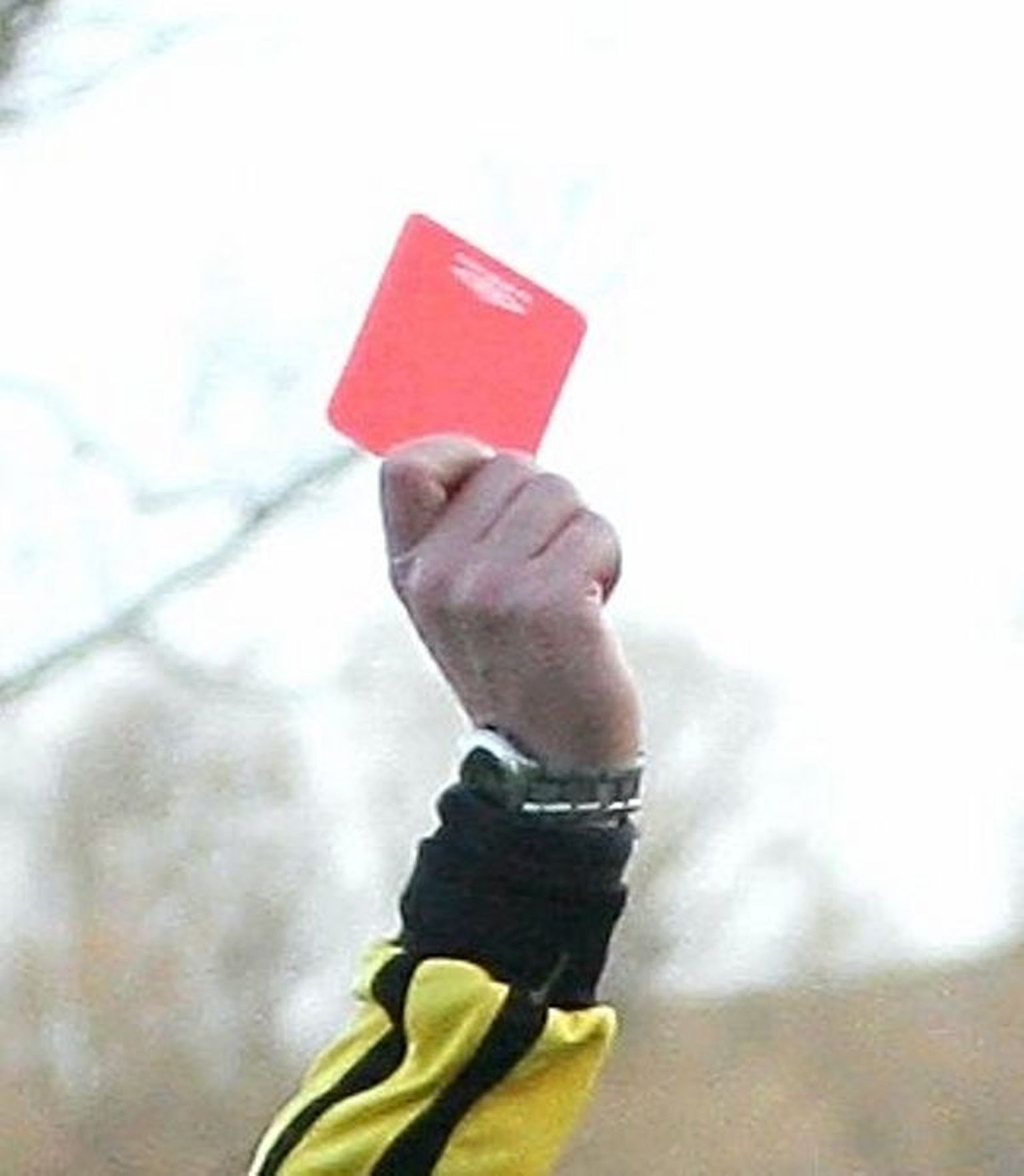 Kohtunik näitab punast kaarti.