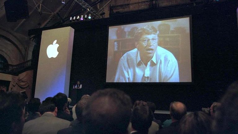 Билл Гейтс на экране на мероприятии Apple.