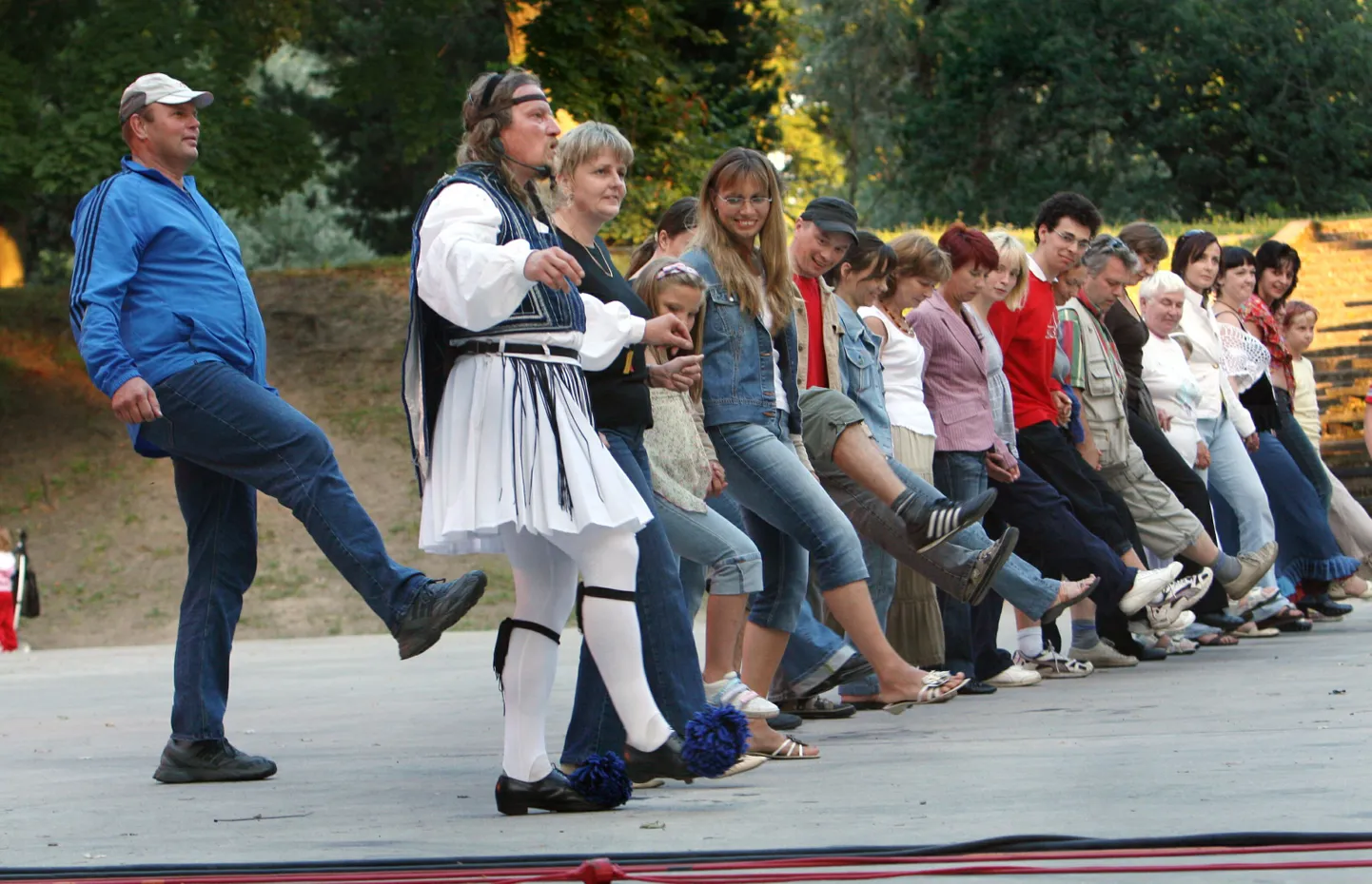 Zorbase eestvedaja Olavi Kõrre õpetas Kreeka tantse ka mullu Kihnu Virve suvetuuril.