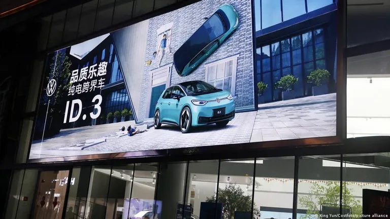 Volkswagen усиленно рекламирует в Китае свой "народный электромобиль" ID.3