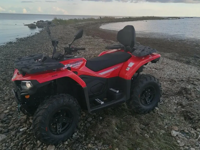 Владелец и полиция ищут красный ATV CFmoto, украденный в ночь с пятницы, с номерным знаком FH61.