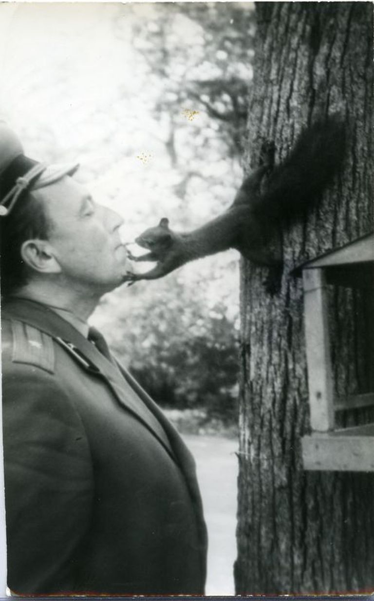Ohvitser Sulev Truuväärt Kuressaare pargis oravaga sõbrustamas.